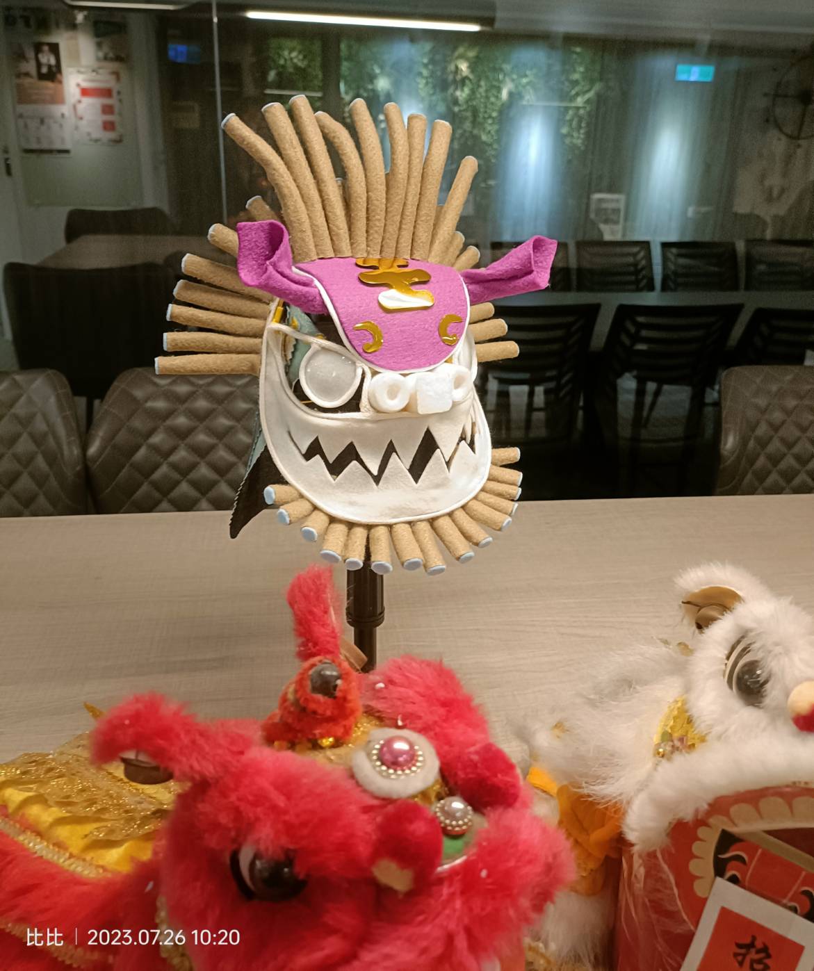 美到無法工作的瞬間！文化部巡迴大展定妝，加了柔美燈光，是不是美到只想享受美好氛圍！