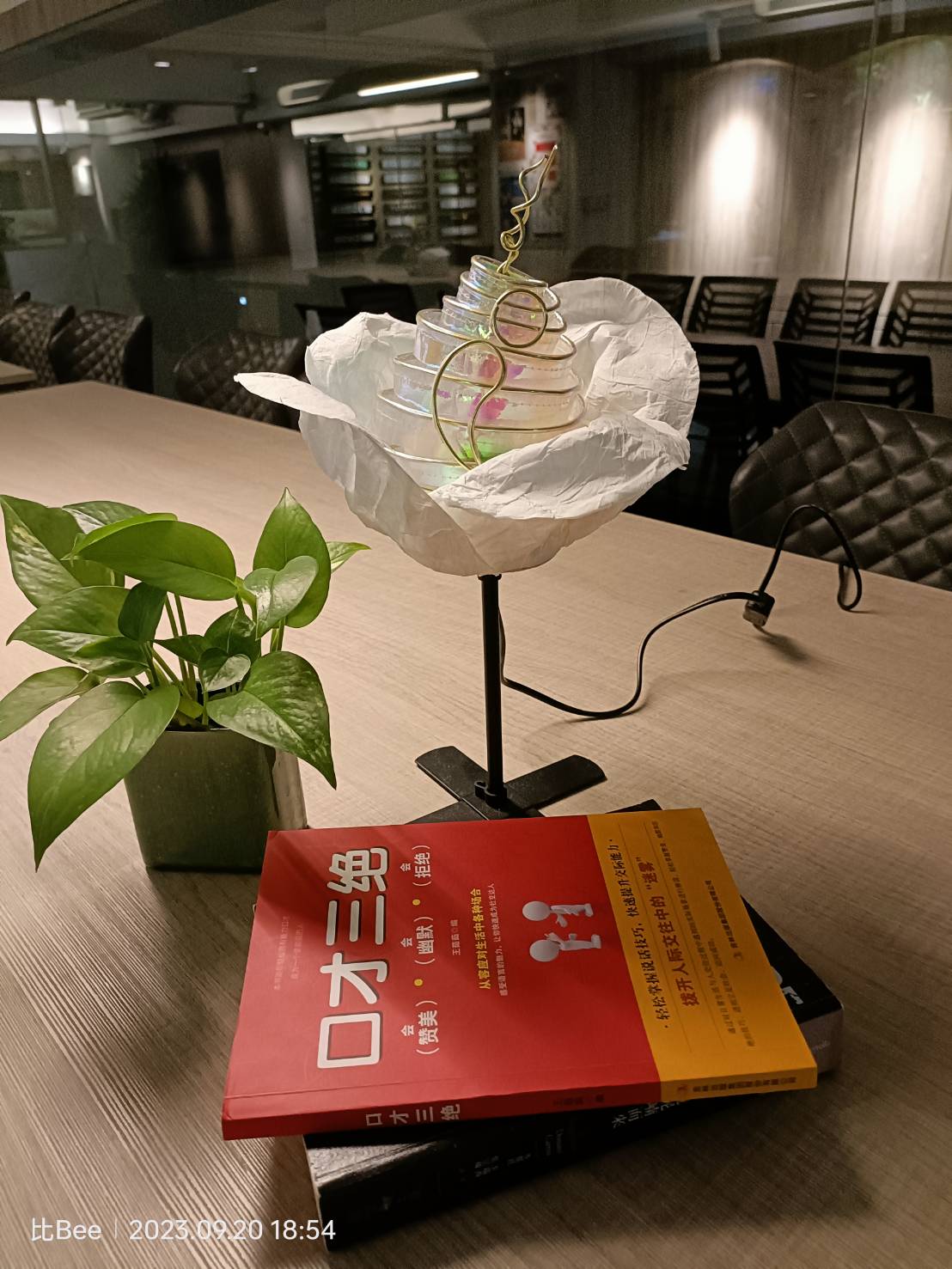 紙布壓合🤟把它運用在燈枱上，以彈炸花之名^^並加上彩虹玻纖布，在夜晚點亮它，相當溫馨亮眼😊